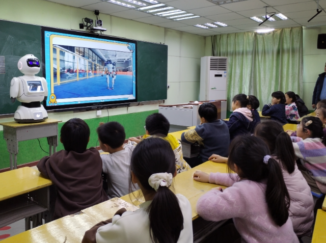 简略互动年级高一些的学生乃至能够尝试自己编程完成其间的部分模块